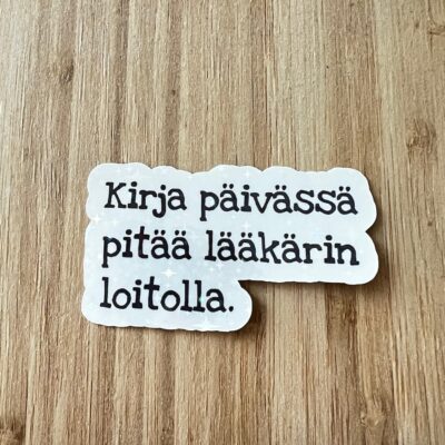 Kirja-aiheinen vinyylitarra tekstillä Kirja päivässä pitää lääkärin loitolla.