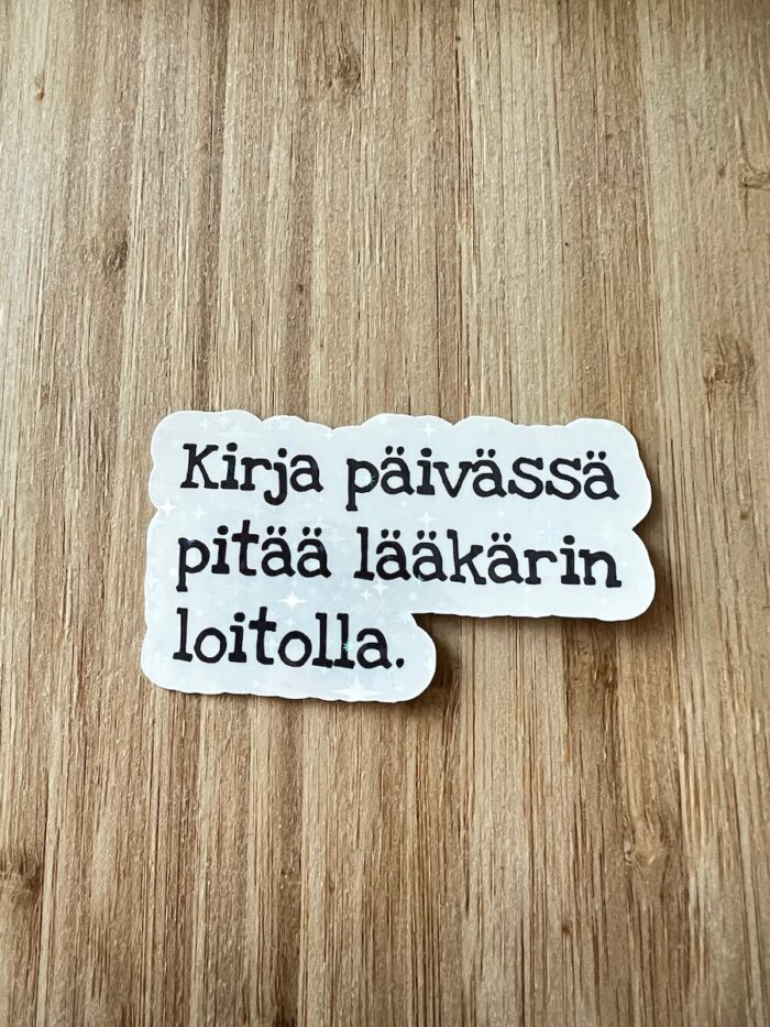 Kirja-aiheinen vinyylitarra tekstillä Kirja päivässä pitää lääkärin loitolla.