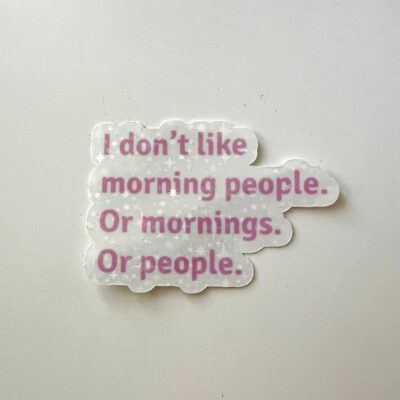 Hauska vinyylitarra vaaleanpunaisella tekstillän "I don't like morning people."