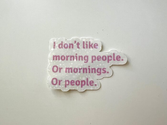 Hauska vinyylitarra vaaleanpunaisella tekstillän "I don't like morning people."