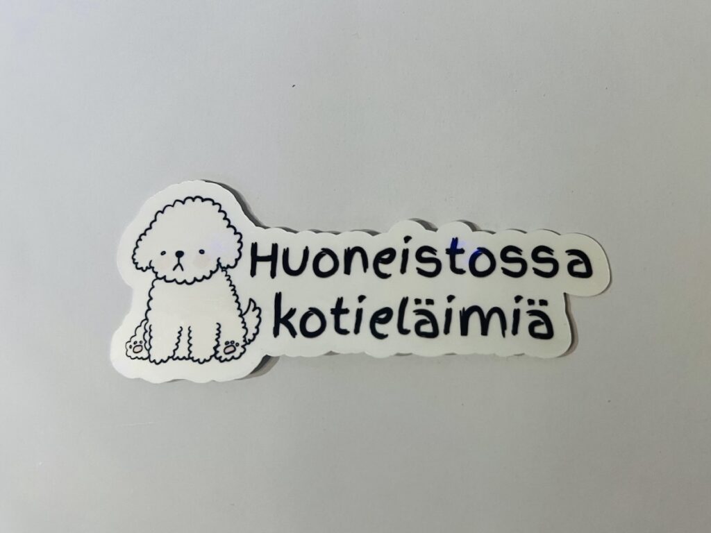 Huoneistossa kotieläimiä -tarra, jossa söpö valkoinen Bichon Frise -koira.