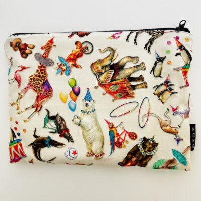 Hauska eläinkuviollinen pussukka, jossa valkoinen pohjaväri