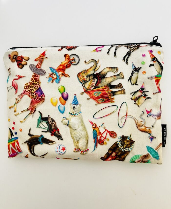 Hauska eläinkuviollinen pussukka, jossa valkoinen pohjaväri