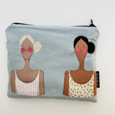 Pieni pussukka, jossa kaksi naishahmoa. Toisella vaaleat hiukset ja toisella tummat.