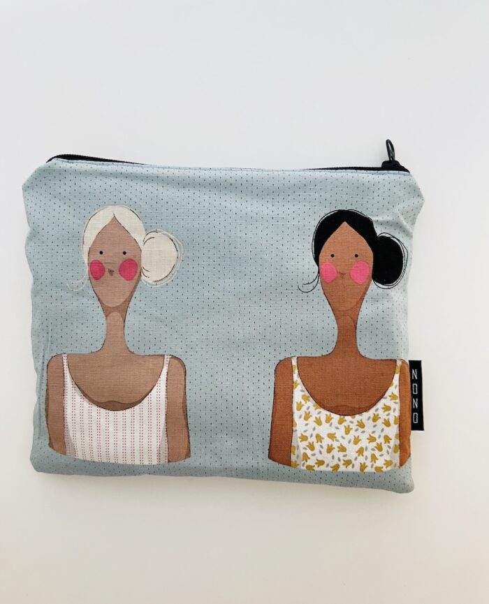 Pieni pussukka, jossa kaksi naishahmoa. Toisella vaaleat hiukset ja toisella tummat.