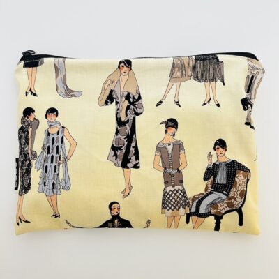 Pussukka, jonka kankaassa tyylikkäitä naisia