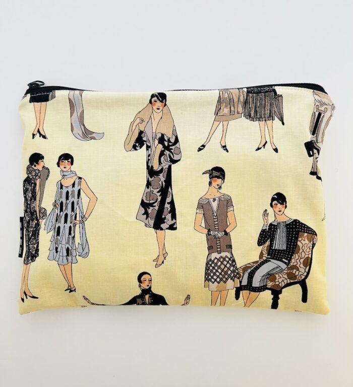 Pussukka, jonka kankaassa tyylikkäitä naisia